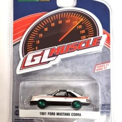 Chase Car! Greenlight 13320-D Ford Mustang Cobra Weiss 1981 - GL Muscle 27 Maßstab 1:64 Modellauto