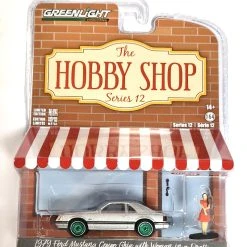 Chase Car! Greenlight 97120-B Ford Mustang Coupe Ghia 1979 Silber Mit Figur - The Hobby Shop 12 Maßs