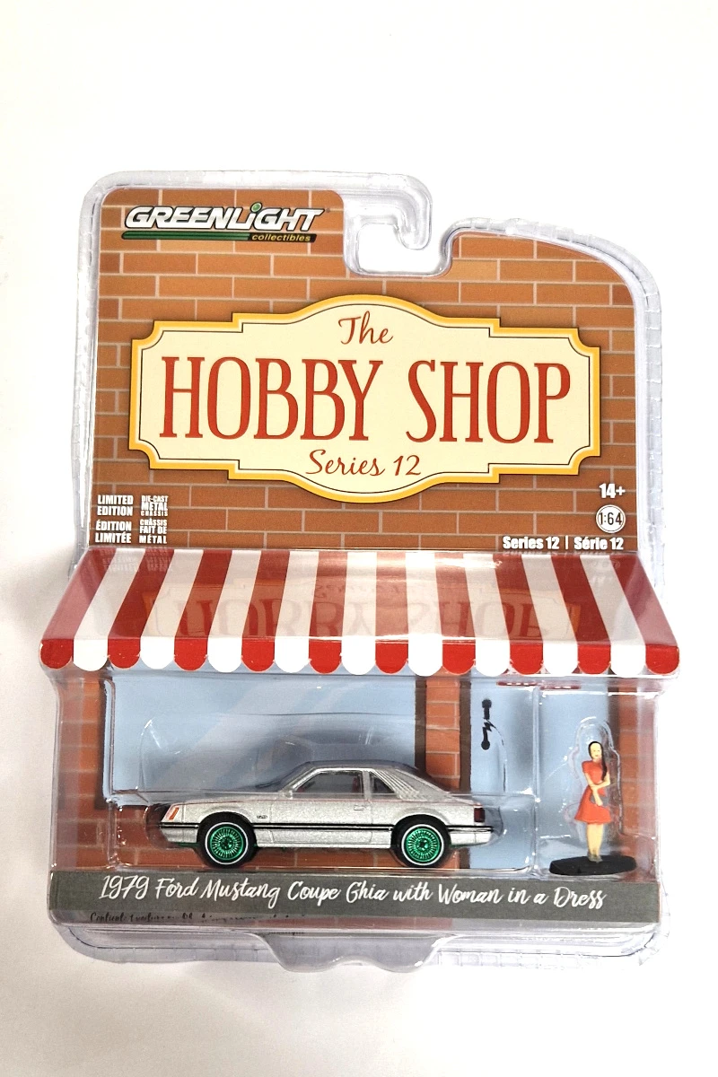 Chase Car! Greenlight 97120-B Ford Mustang Coupe Ghia 1979 Silber Mit Figur - The Hobby Shop 12 Maßs 1 Chase Car! Greenlight 97120-B Ford Mustang Coupe Ghia 1979 Silber Mit Figur - The Hobby Shop 12 Maßs