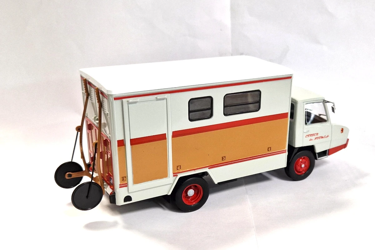 Sonstige Atlas 203074 Berliet Stradair 50 Pferdetransporter Grau/braun LKW Maßstab 1:43 Modell (NOS) 2 Sonstige Atlas 203074 Berliet Stradair 50 Pferdetransporter Grau/braun LKW Maßstab 1:43 Modell (NOS) - Image 2