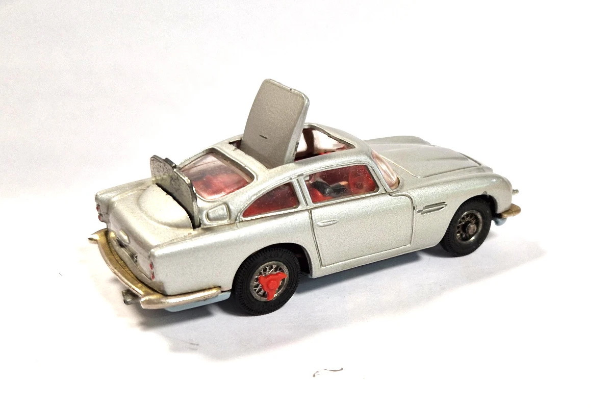 Gebraucht! Corgi 96655 Aston Martin DB5 James Bond 007 Silber Maßstab 1:43 - Leicht Bespielt 2 Gebraucht! Corgi 96655 Aston Martin DB5 James Bond 007 Silber Maßstab 1:43 - Leicht Bespielt - Image 2