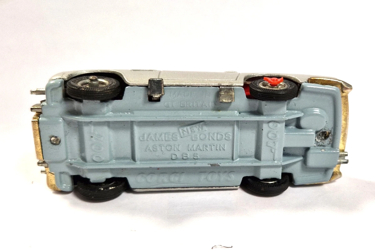 Gebraucht! Corgi 96655 Aston Martin DB5 James Bond 007 Silber Maßstab 1:43 - Leicht Bespielt 3 Gebraucht! Corgi 96655 Aston Martin DB5 James Bond 007 Silber Maßstab 1:43 - Leicht Bespielt - Image 3