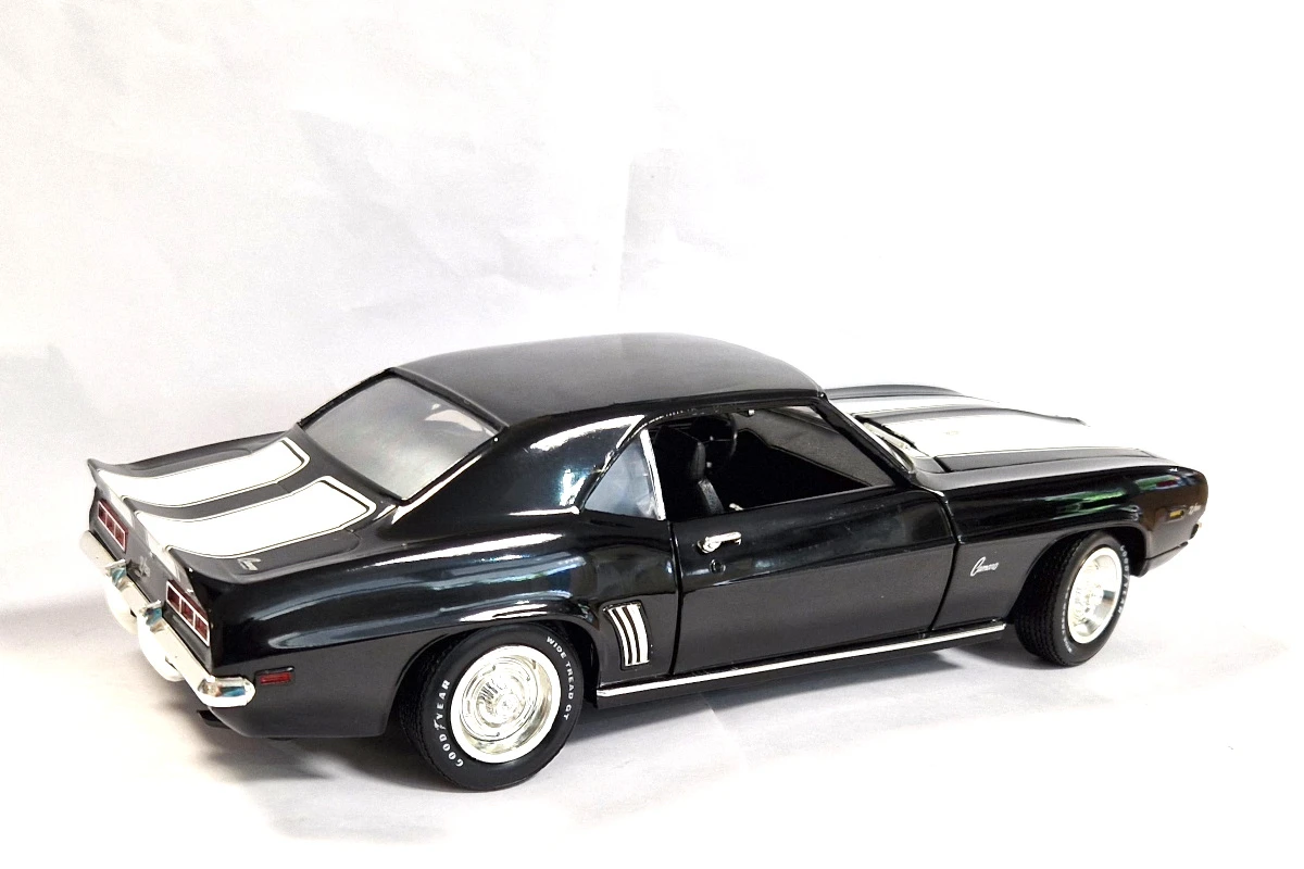 Maisto Gebraucht! Ertl 7320/7366 Chevrolet Camaro Z/28 Schwarz 1969 Maßstab 1:18 - Fast Wie Neu 2 Maisto Gebraucht! Ertl 7320/7366 Chevrolet Camaro Z/28 Schwarz 1969 Maßstab 1:18 - Fast Wie Neu - Image 2