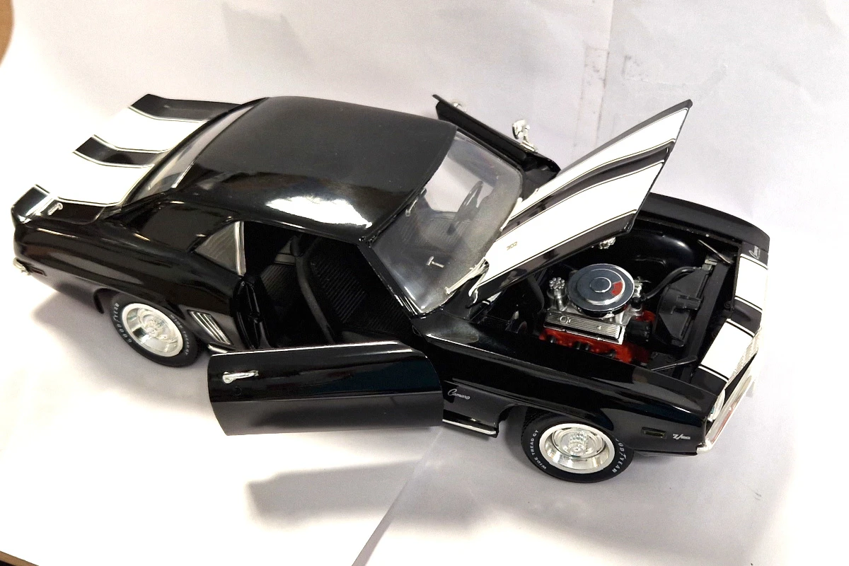 Maisto Gebraucht! Ertl 7320/7366 Chevrolet Camaro Z/28 Schwarz 1969 Maßstab 1:18 - Fast Wie Neu 3 Maisto Gebraucht! Ertl 7320/7366 Chevrolet Camaro Z/28 Schwarz 1969 Maßstab 1:18 - Fast Wie Neu - Image 3