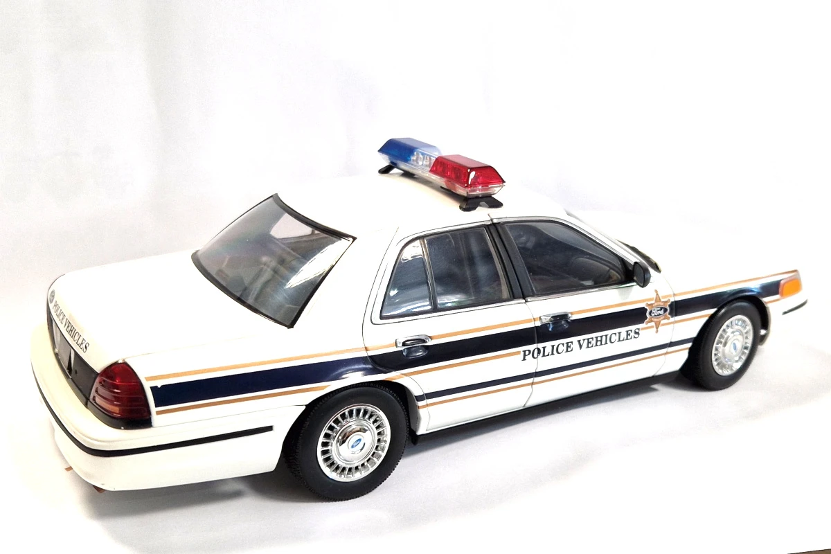 Maisto Gebraucht! Autoart Ford Crown Victoria EN114 "Police Vehicles" Weiss Maßstab 1:18 - Fast Wie Neu 2 Maisto Gebraucht! Autoart Ford Crown Victoria EN114 "Police Vehicles" Weiss Maßstab 1:18 - Fast Wie Neu - Image 2