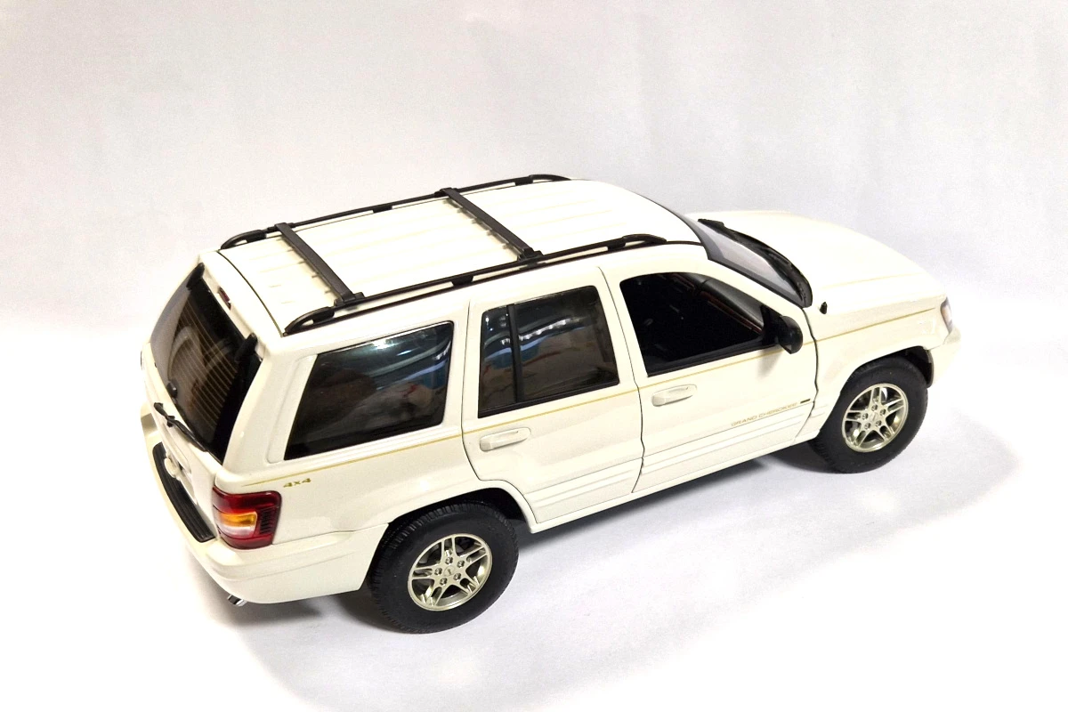 Maisto Gebraucht! Autoart 74011 Jeep Grand Cherokee Weiss Maßstab 1:18 - Fast Wie Neu 3 Maisto Gebraucht! Autoart 74011 Jeep Grand Cherokee Weiss Maßstab 1:18 - Fast Wie Neu - Image 3