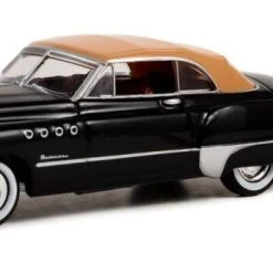 Greenlight 97140-A Buick Roadmaster Convertible With Vintage Gas Pump Schwarz 1949 - The Hobby Shop